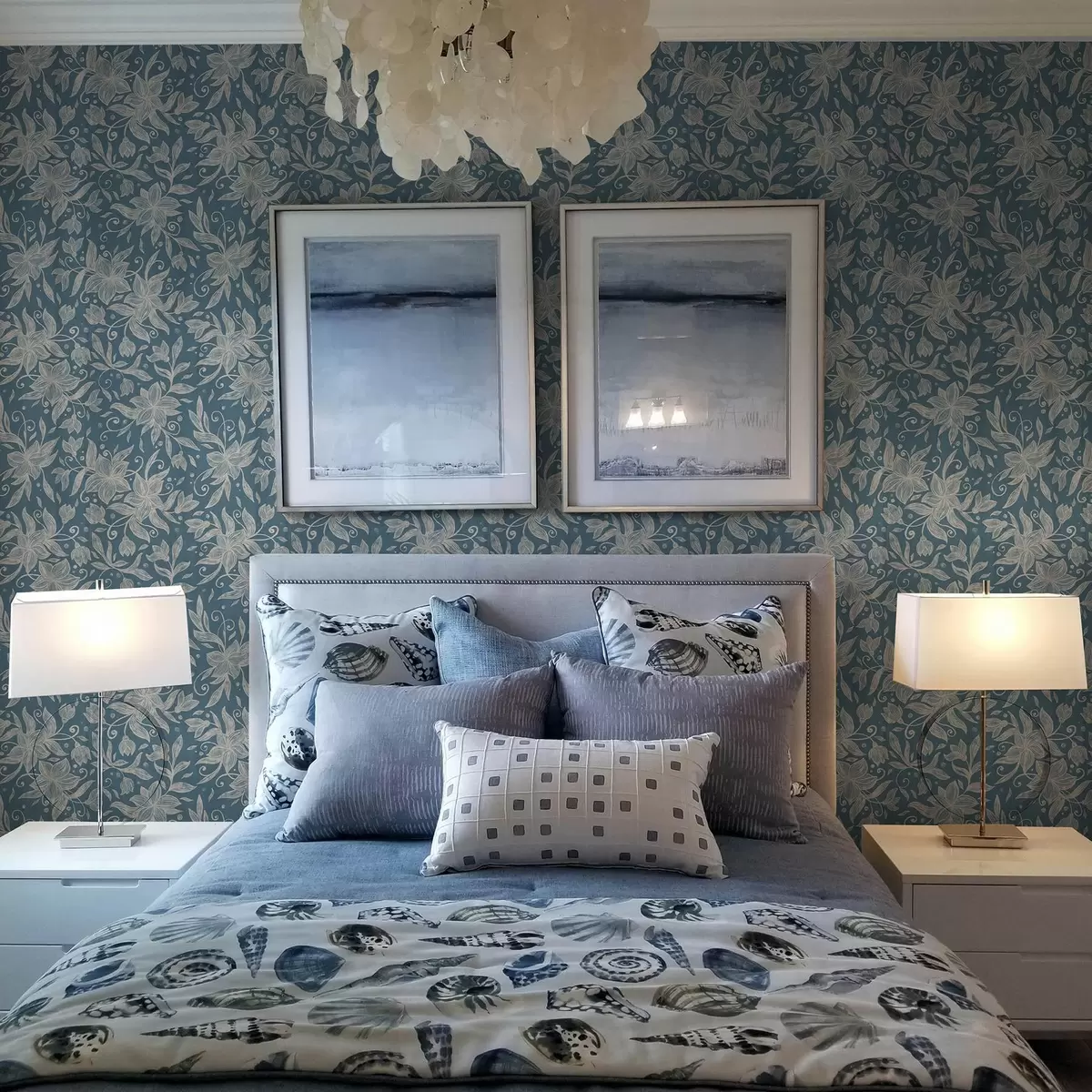 Tapetes Krēmkrāsas lineāri ziedi uz zila fona, delikāti volūtas a00630