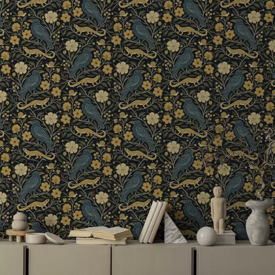 Fototapetes Putni, ķirzakas un gliemeži starp ziediem uz tumša fona a00691