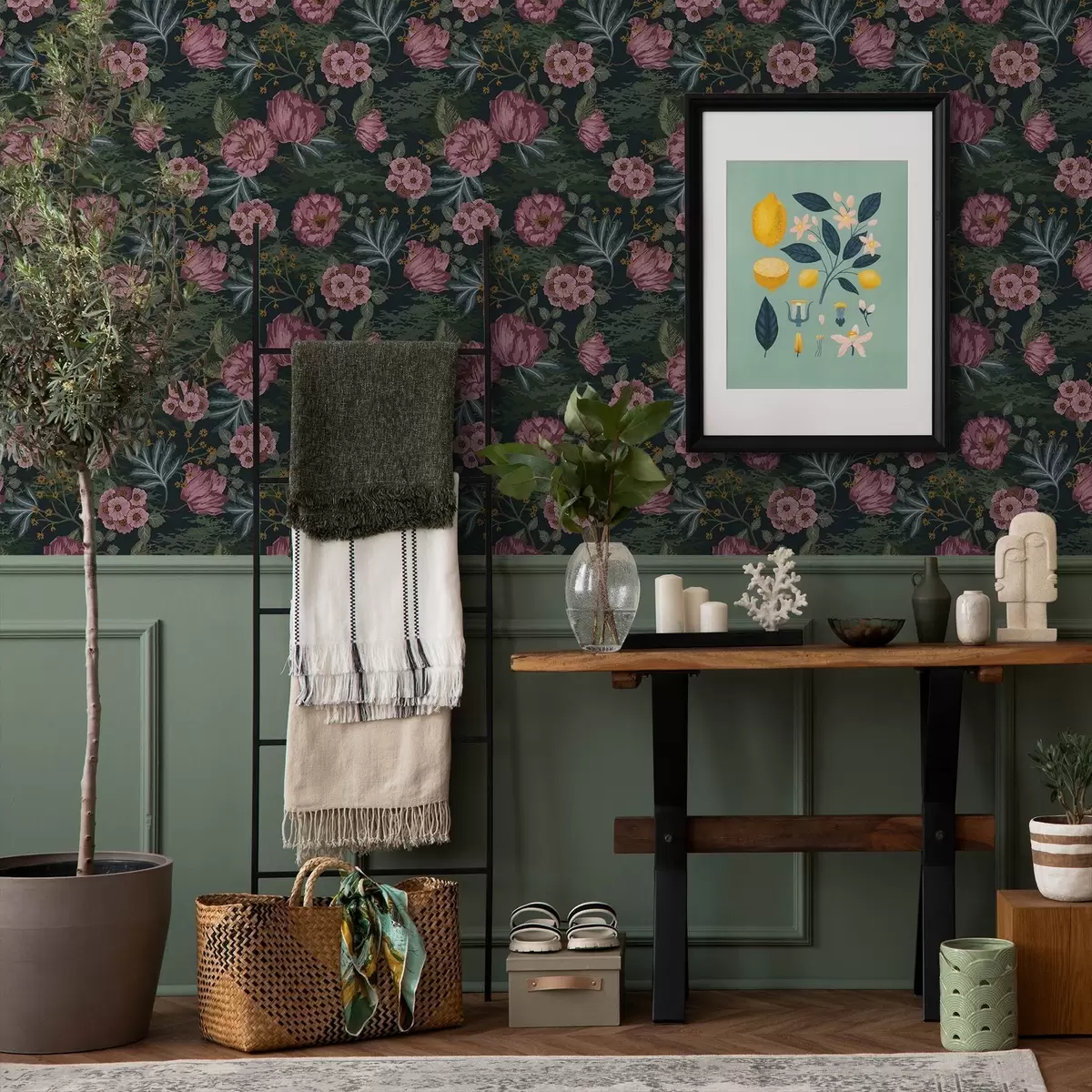 Tapetes Tumša flora ar rozā ziediem un lapām, tumšs fons a00724