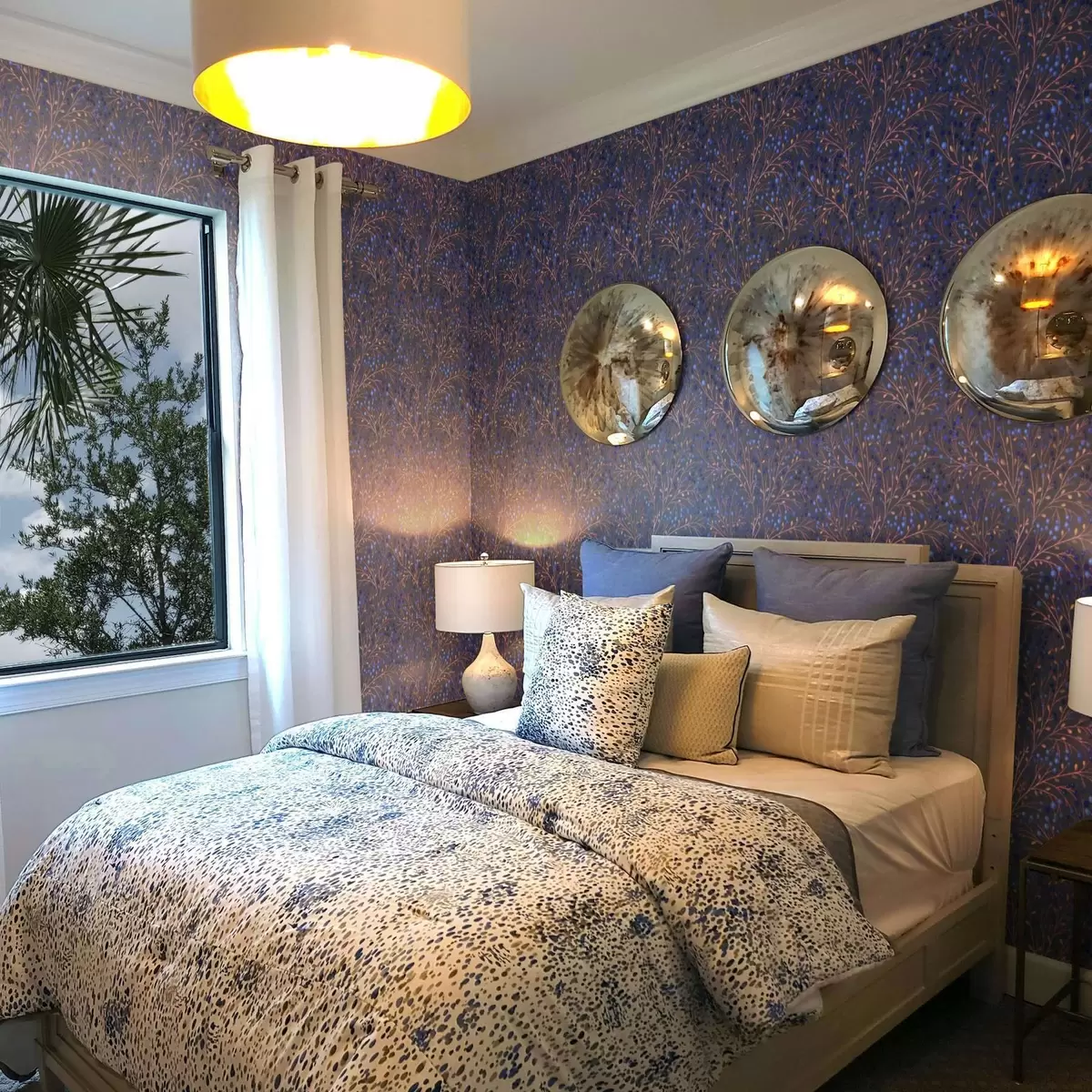 Tapetes Rozā-brūnas zaras un zilas ogas uz grafīta fona a00787