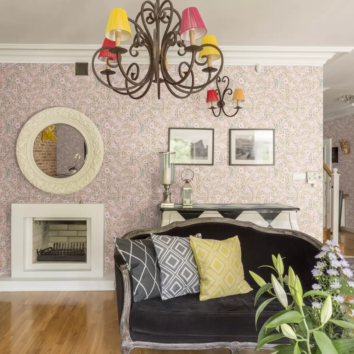 Tapetes Maigi rozā ziedi un mīkstas lapas uz pasteļtoņa fona a00788