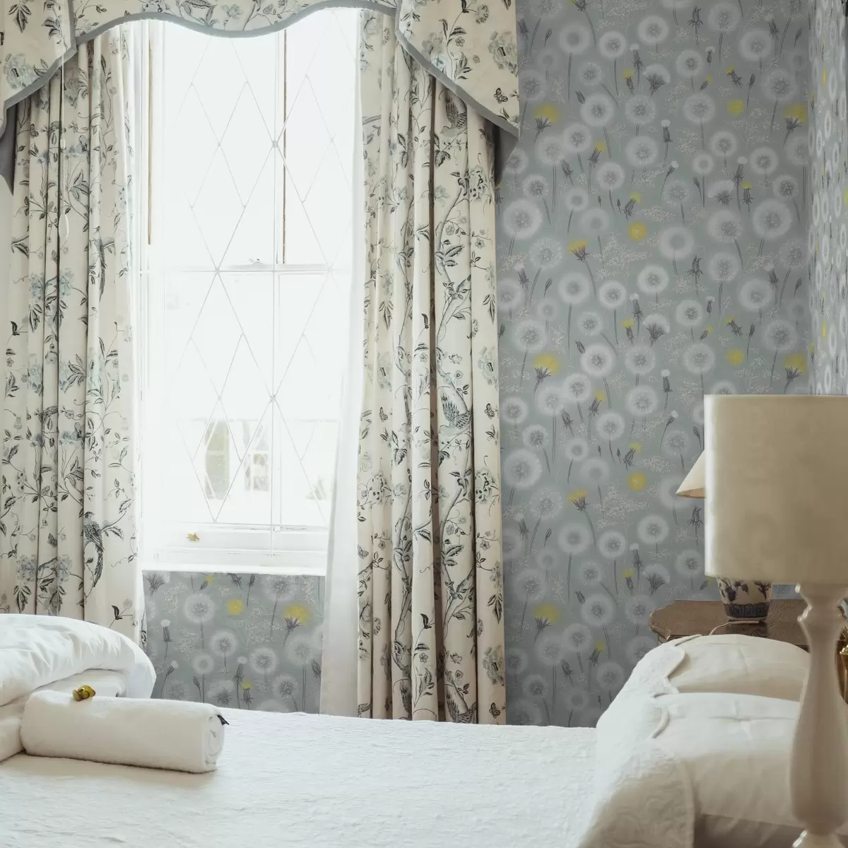 Tapetes Pūkainas pienenes un sēklas uz piparmētru fona a00790