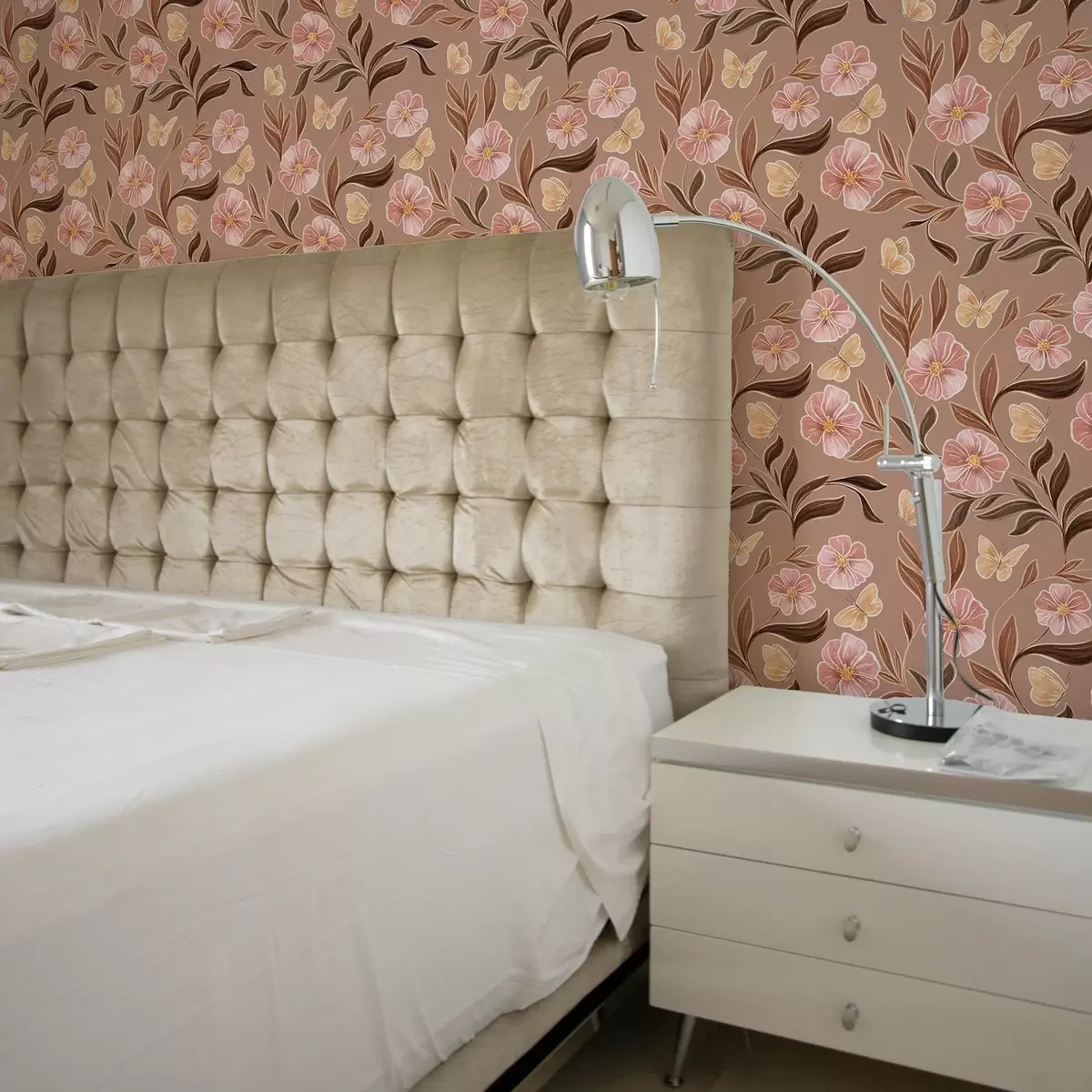 Tapetes Rozā ziedi un tauriņi uz siltā brūnā fona a00633v1