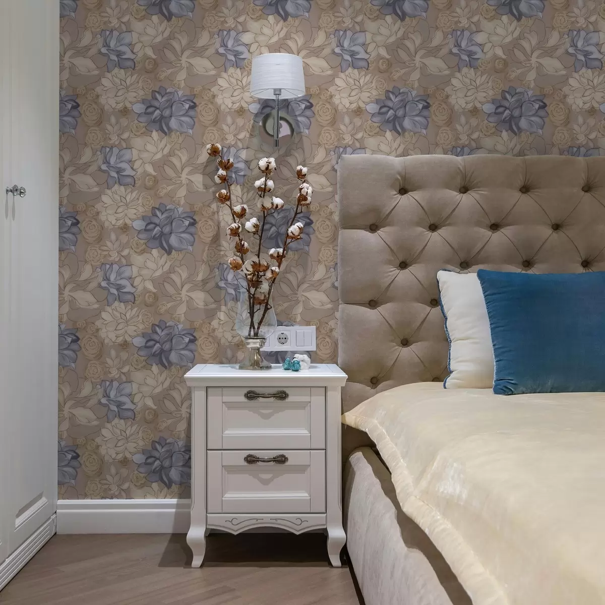 Tapetes Krēmkrāsas un zilas puķes uz siltā smilškrāsas fona a00634v1