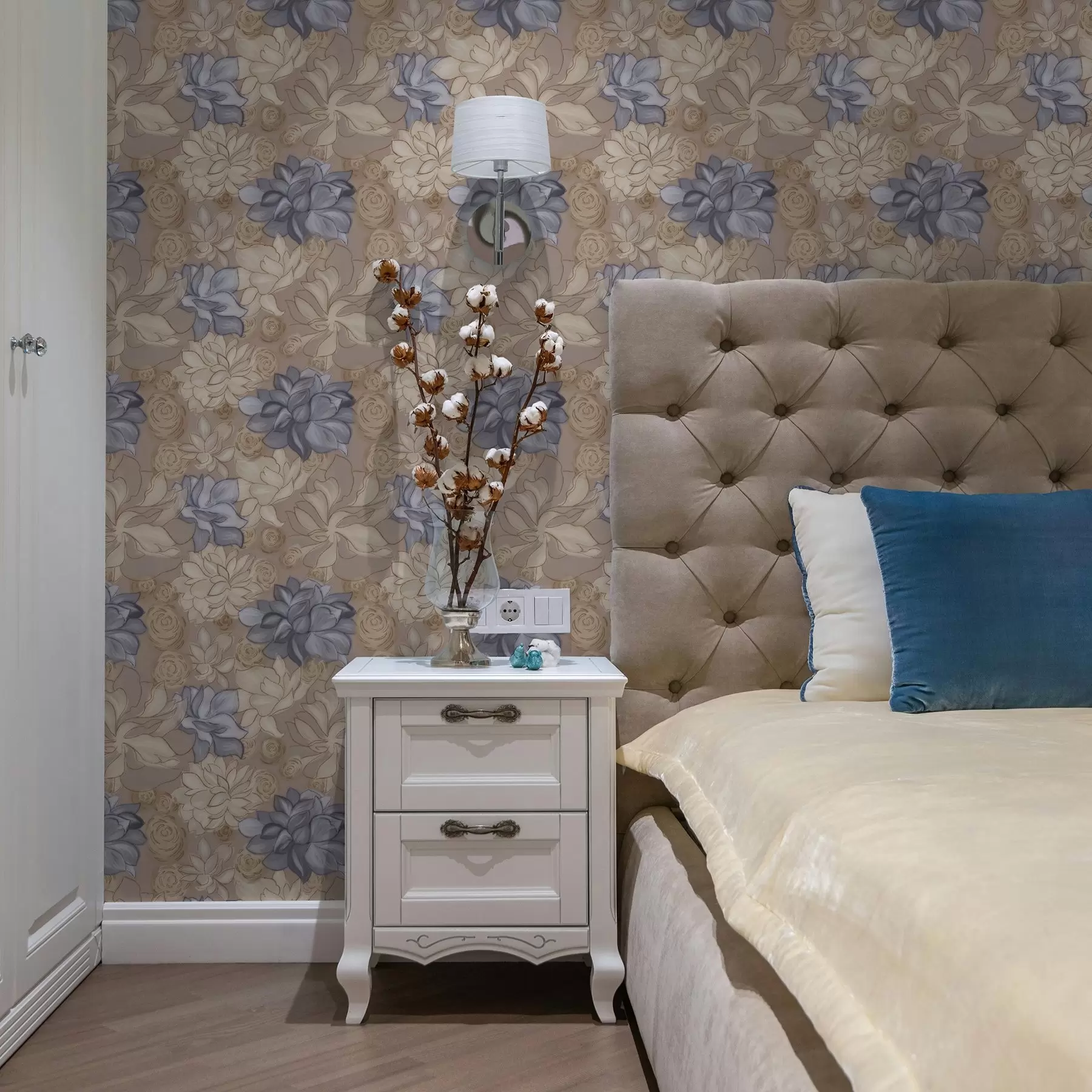 Fototapetes Krēmkrāsas un zilas puķes uz siltā smilškrāsas fona a00634v1