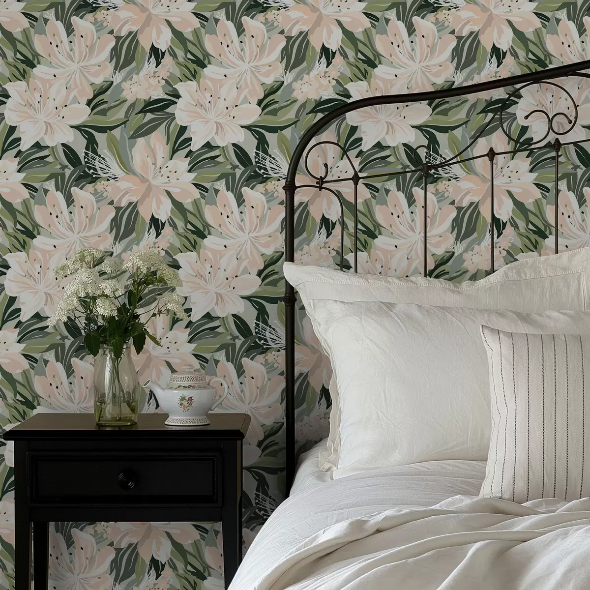 Tapetes Lieli krēmkrāsas ziedi uz gaiši zaļa fona a00646