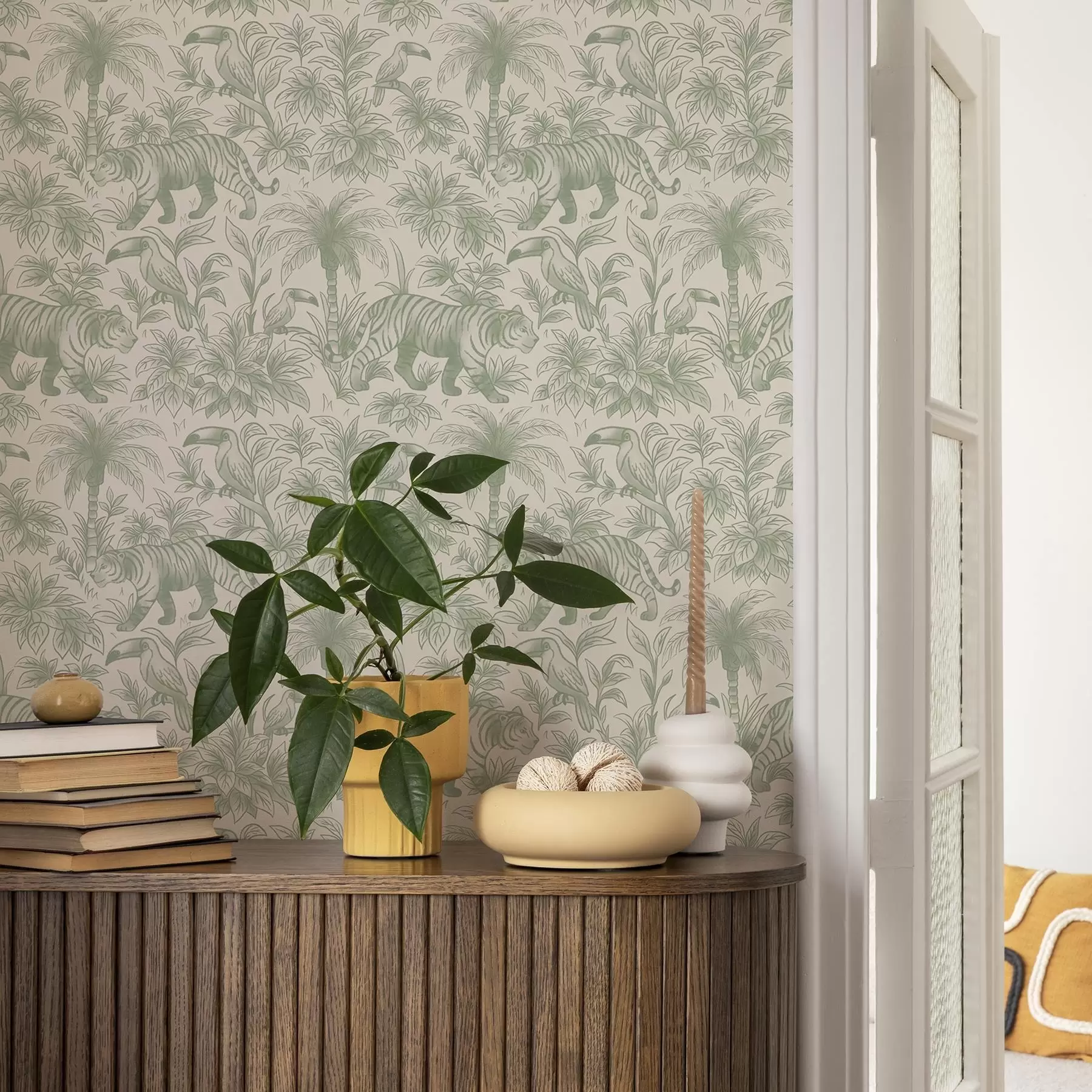 Fototapetes Tīģeri un tropu putni palmu koku vidū uz gaiša fona a00711