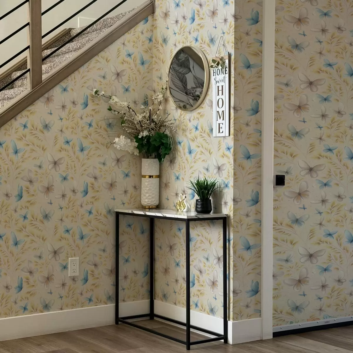 Tapetes Gaiši tauriņi starp dzeltenām lapām uz gaiša fona a00795