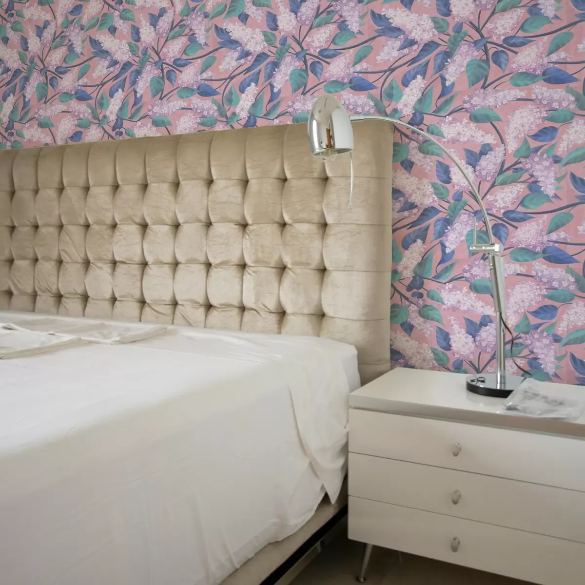 Tapetes Maigi ziedi rozā fonā, pavasara noskaņa a00797