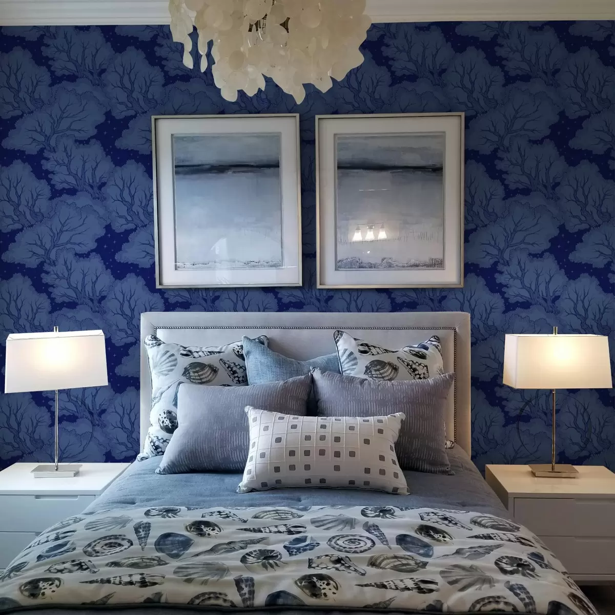 Tapetes Koku silueti zem zvaigžņotām debesīm zilo toņu krāsās a00798