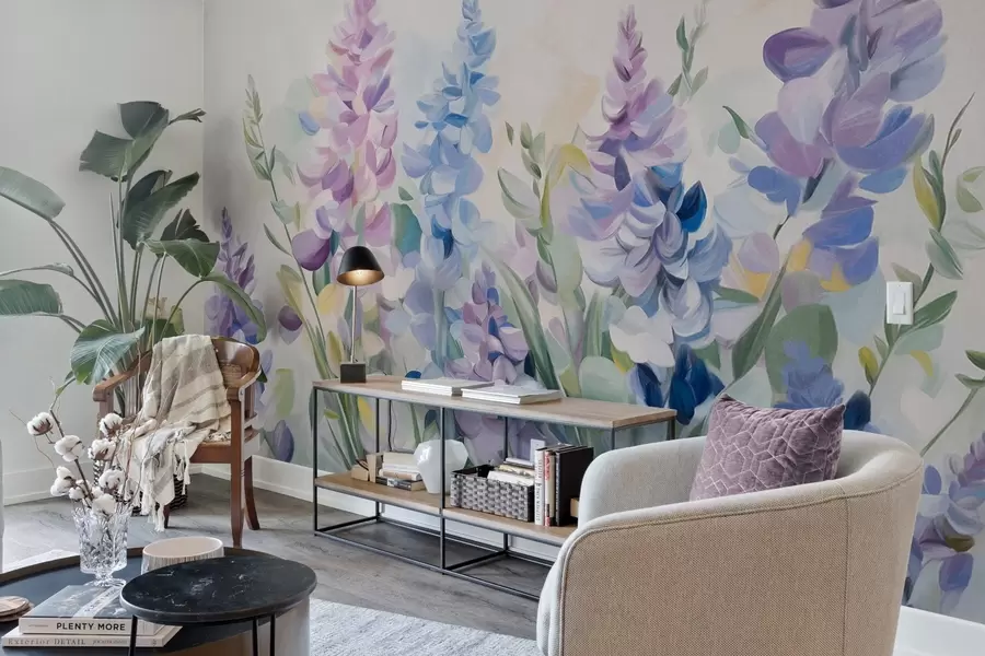 Fototapetes Violeti un zili teksturēti ziedi ar zilām lapām, gaišs fons, maigi otu triepieni, košas krāsas w09482