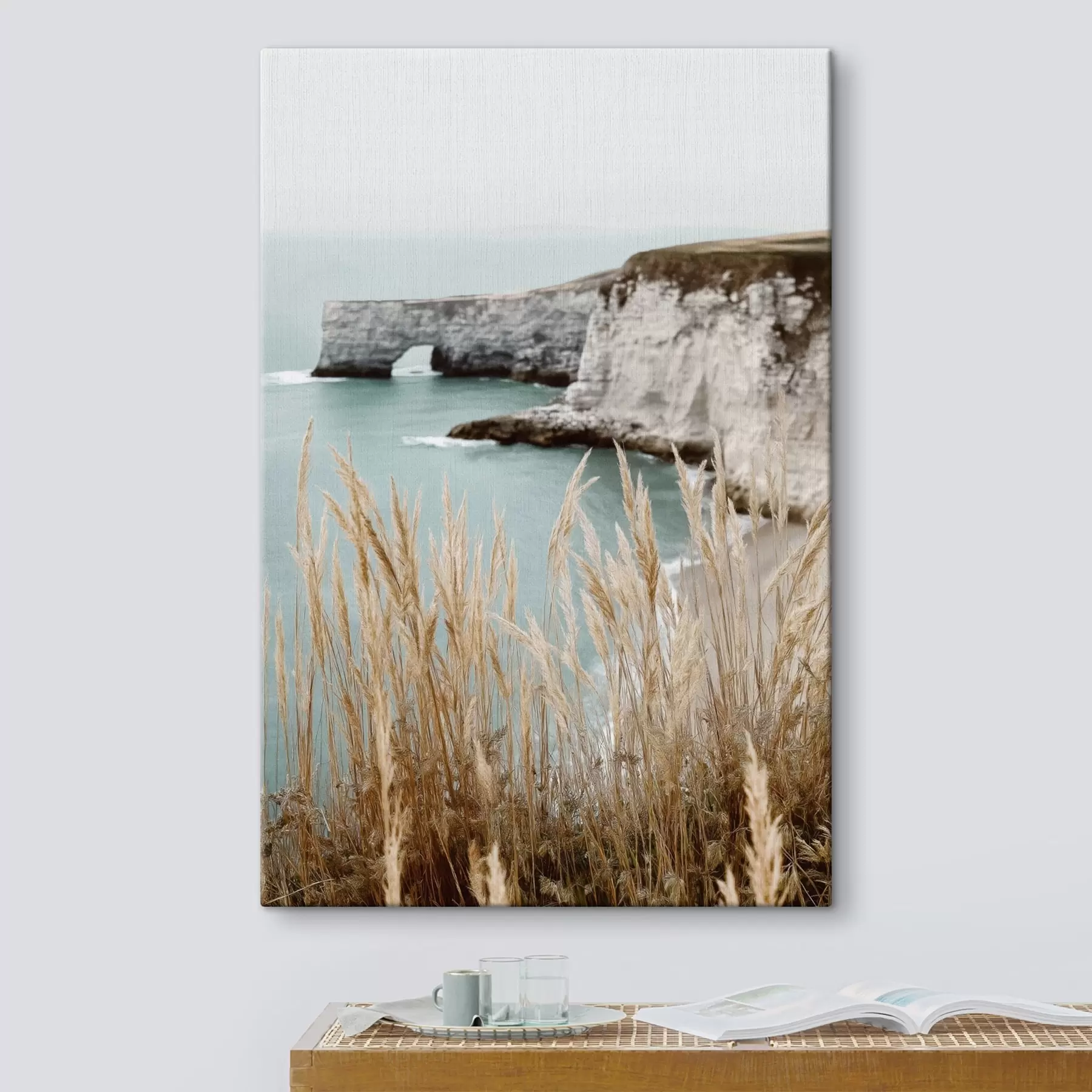 Glezna Piekrastes klintis ar niedrēm priekšplānā s46141