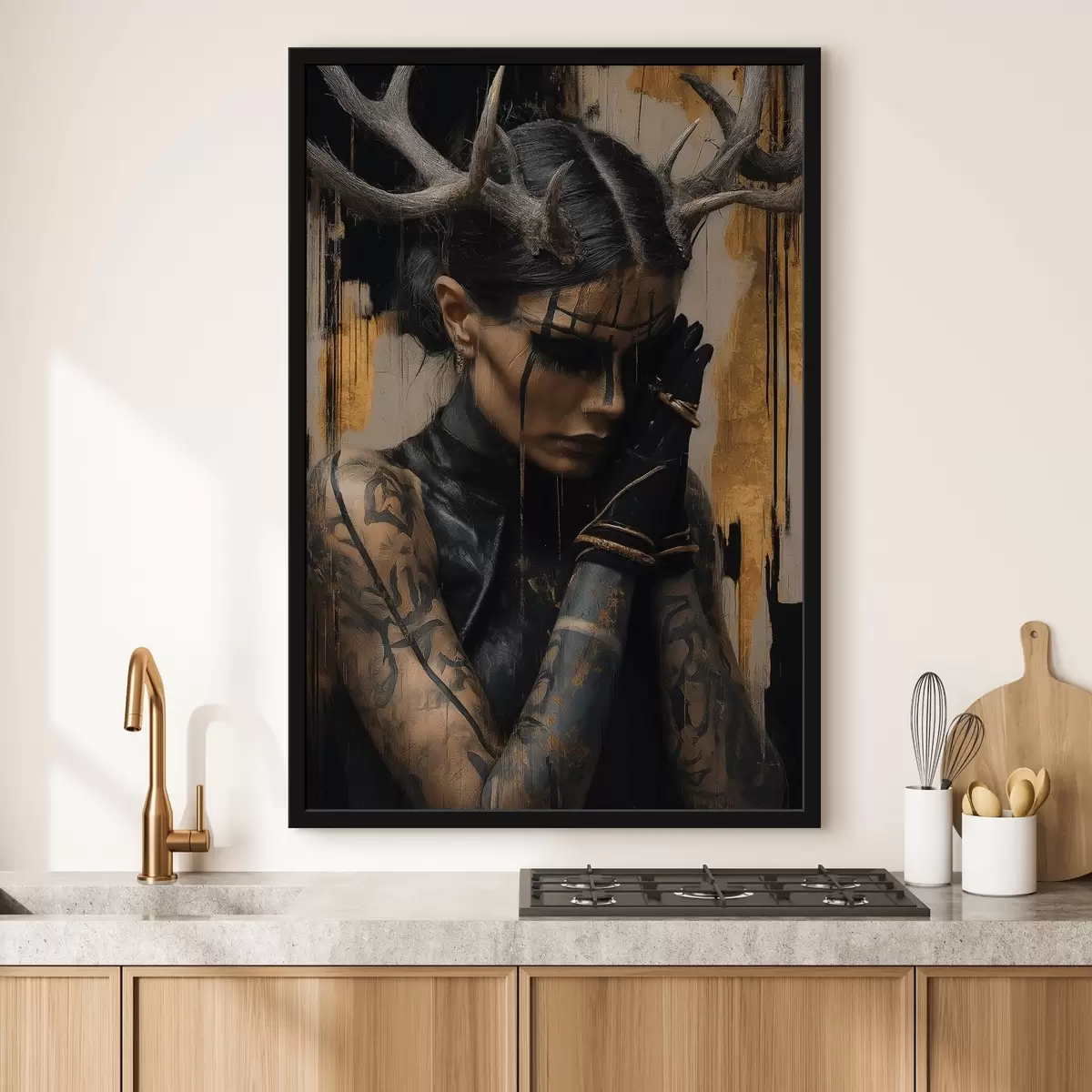 Plakāts Sieviete ar ragiem tumšā izskatā ar melnām sejas līnijām f46144
