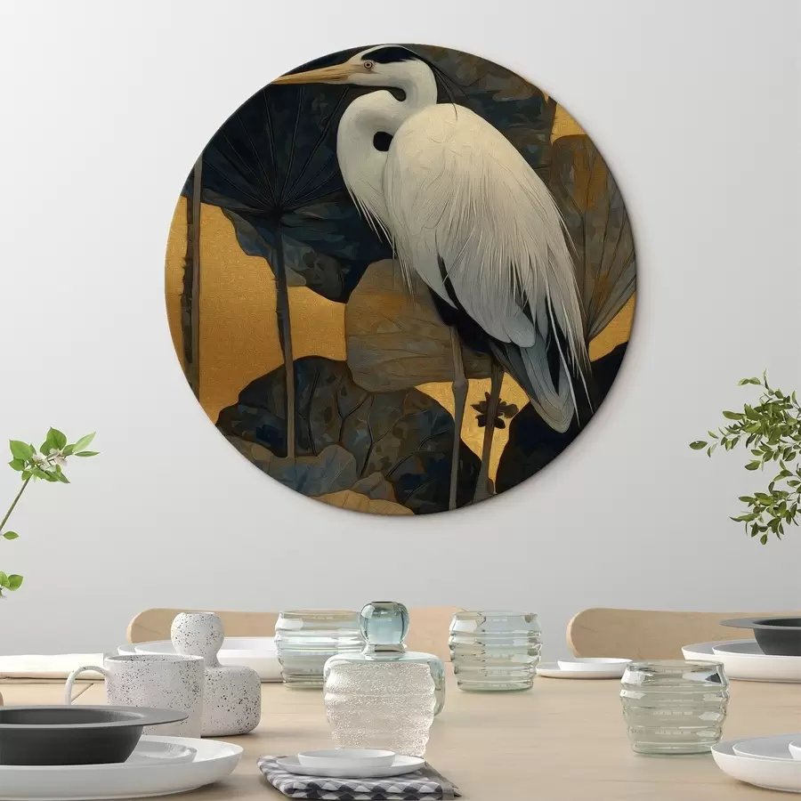 Glezna Baltā gārgale starp lielām lapām uz siltā fona r46147