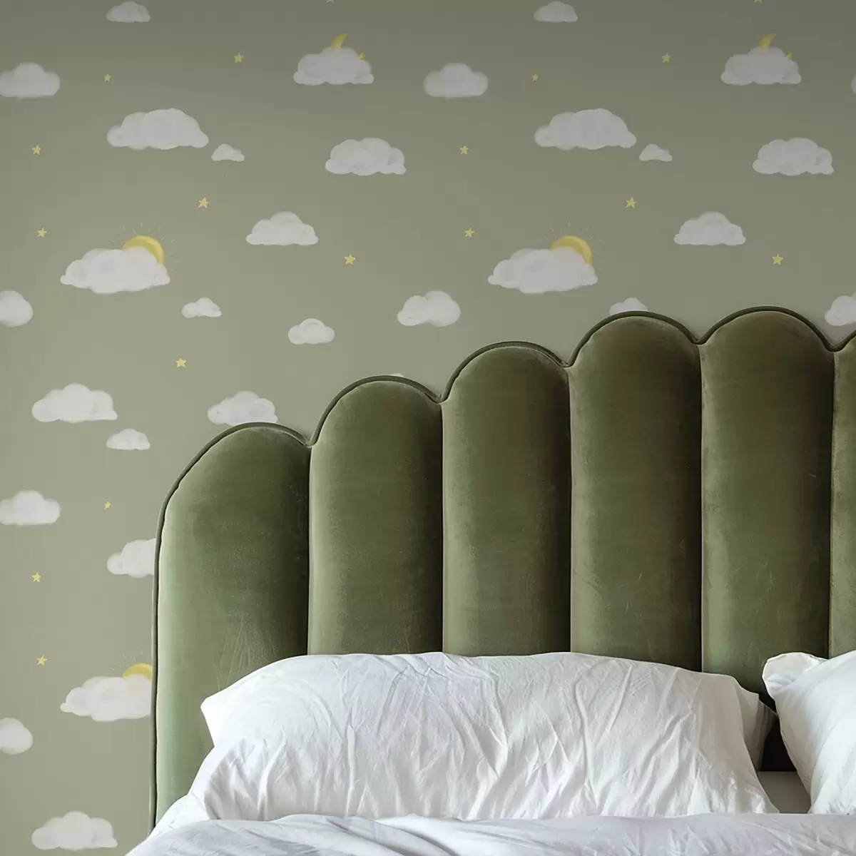 Tapetes Mīksti mākoņi, zvaigznes un saule uz zaļgani pelēka fona a00652v1