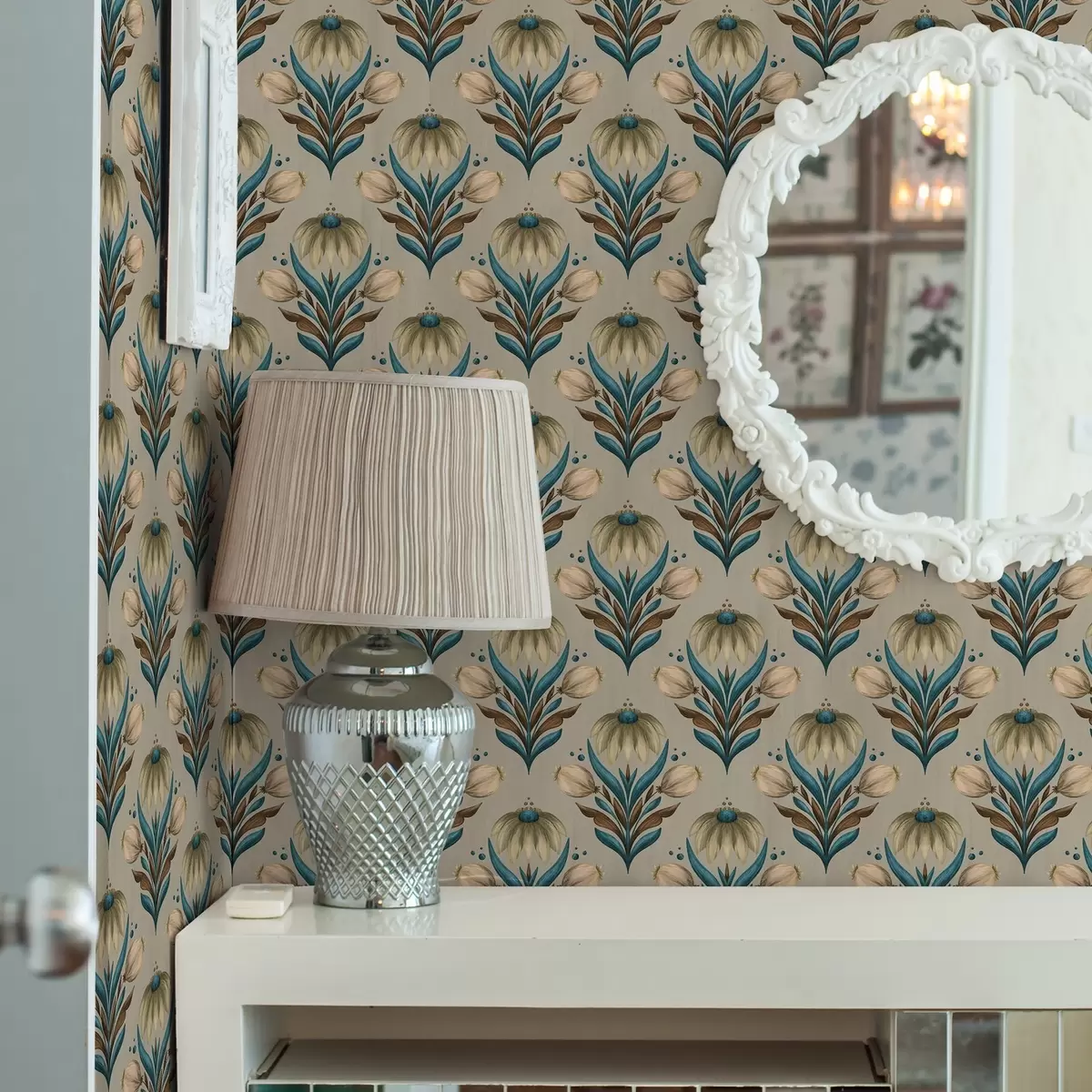 Tapetes Simetriskas ziedu ornamenta siltos toņos a00812