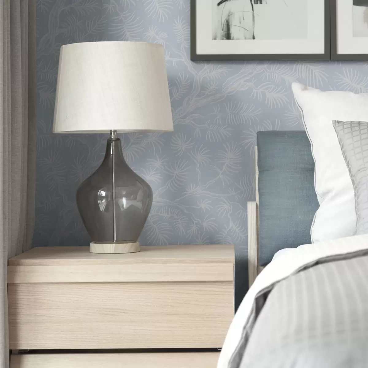 Tapetes Priežu zari gaišos toņos uz zila fona a00838