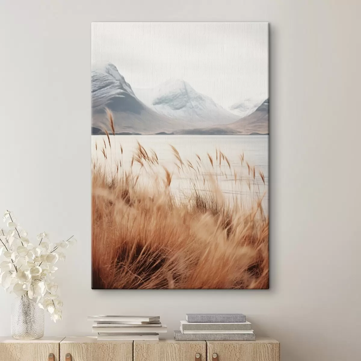 Glezna Pampas zāles lauks ezera ainavas priekšā ar sniegotām kalnām fonā, maiga gaisma s46282