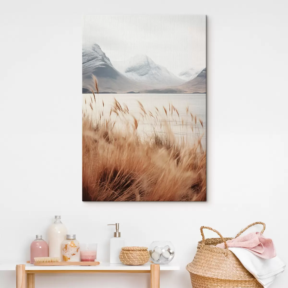 Glezna Pampas zāles lauks ezera ainavas priekšā ar sniegotām kalnām fonā, maiga gaisma s46282