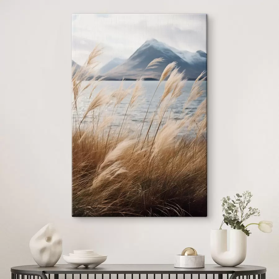 Glezna Pampas zāle ar ezeru un kalniem fonā, maigs apgaismojums, klusas krāsas, naturālistisks stils s46283