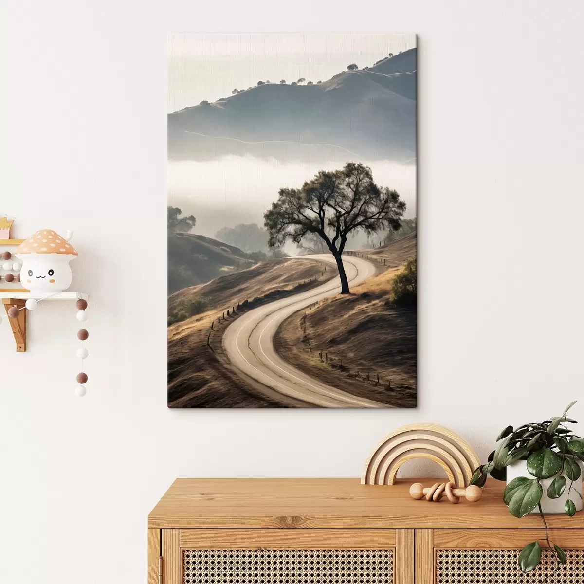 Glezna Līkumots ceļš cauri viļņotiem pakalniem ar koku priekšplānā, fonā migla un kalni s46288