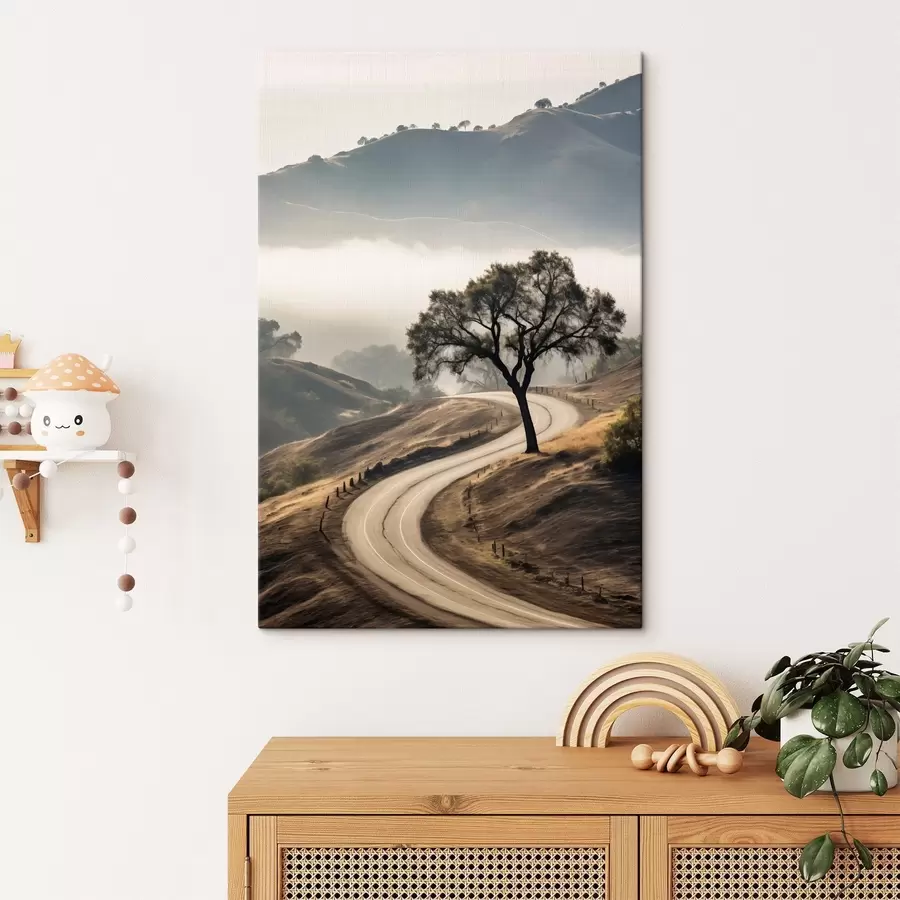 Glezna Līkumots ceļš cauri viļņotiem pakalniem ar koku priekšplānā, fonā migla un kalni s46288