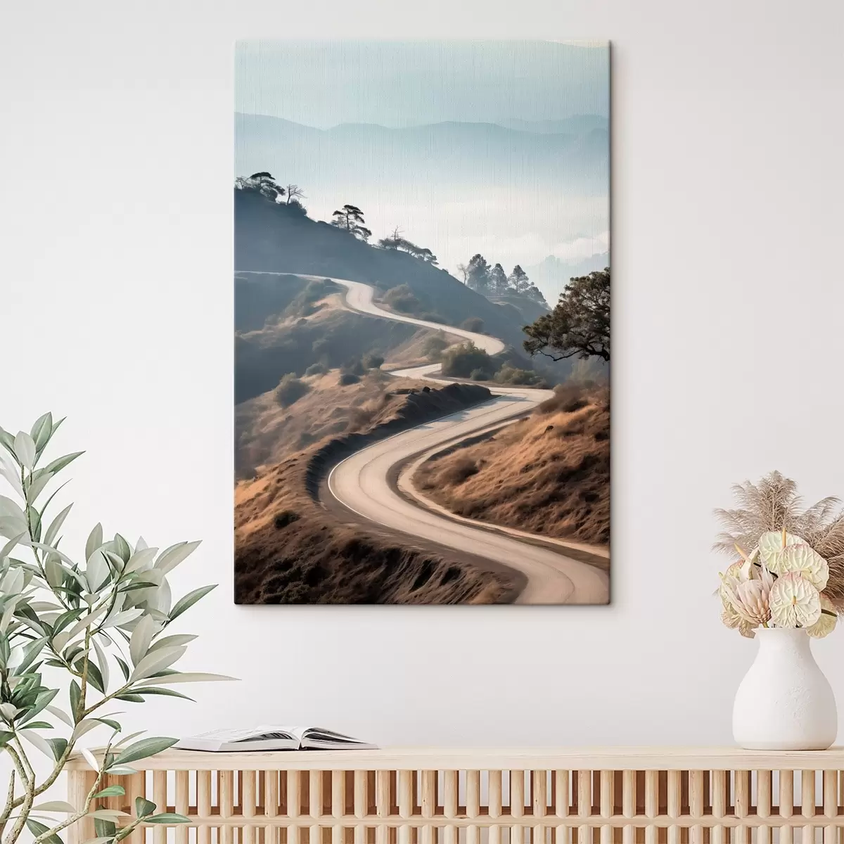 Glezna Līkumots ceļš pa kalnainu ainavu ar sausu zāli zem skaidras debess un kalniem tālumā s46289