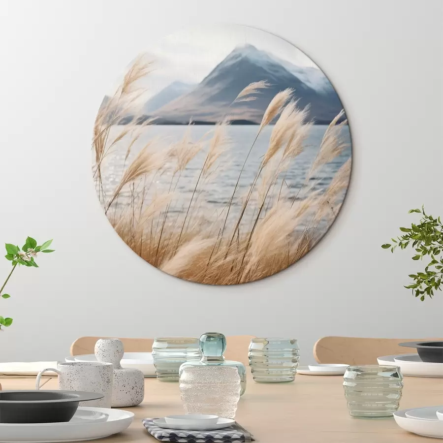 Glezna Pampas zāle ar ezeru un kalniem fonā, maigs apgaismojums, klusas krāsas, naturālistisks stils r46283