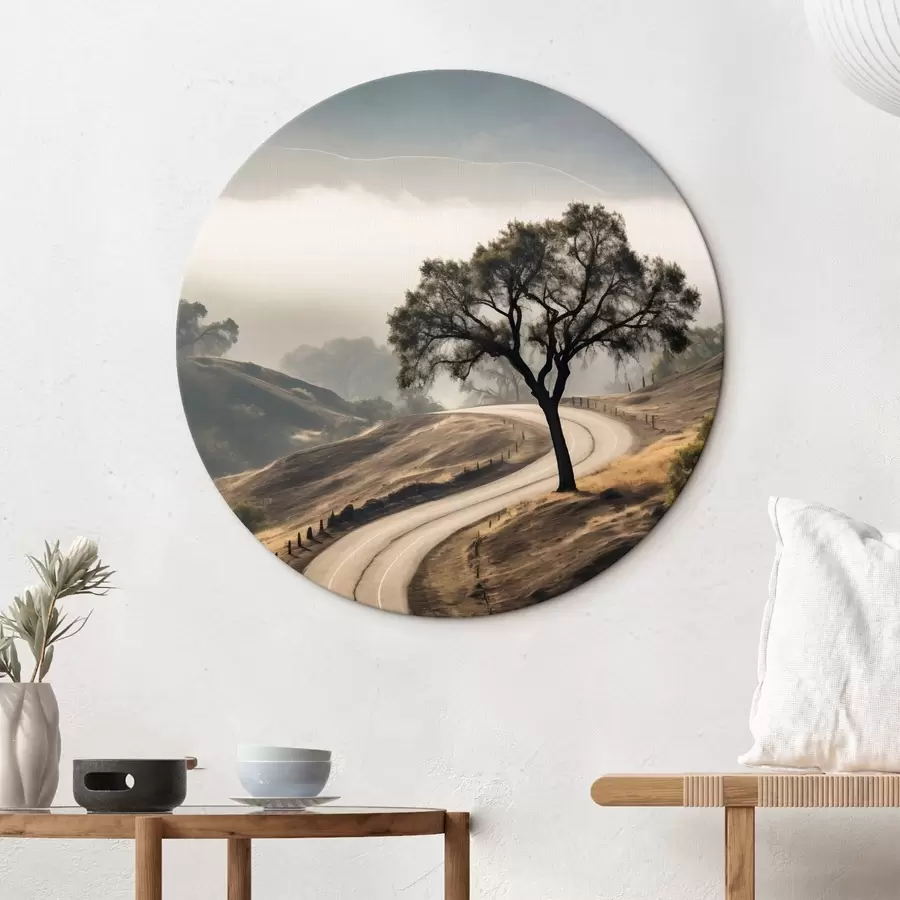 Glezna Līkumots ceļš cauri viļņotiem pakalniem ar koku priekšplānā, fonā migla un kalni r46288