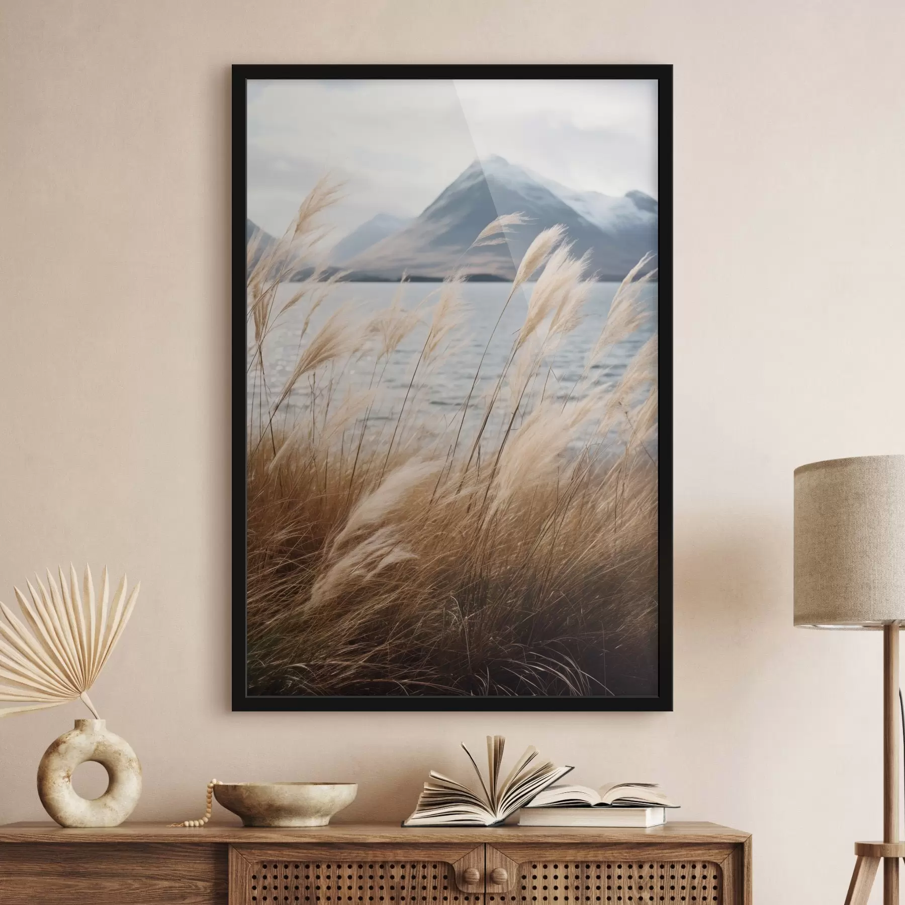 Fototapetes Pampas zāle ar ezeru un kalniem fonā, maigs apgaismojums, klusas krāsas, naturālistisks stils f46283