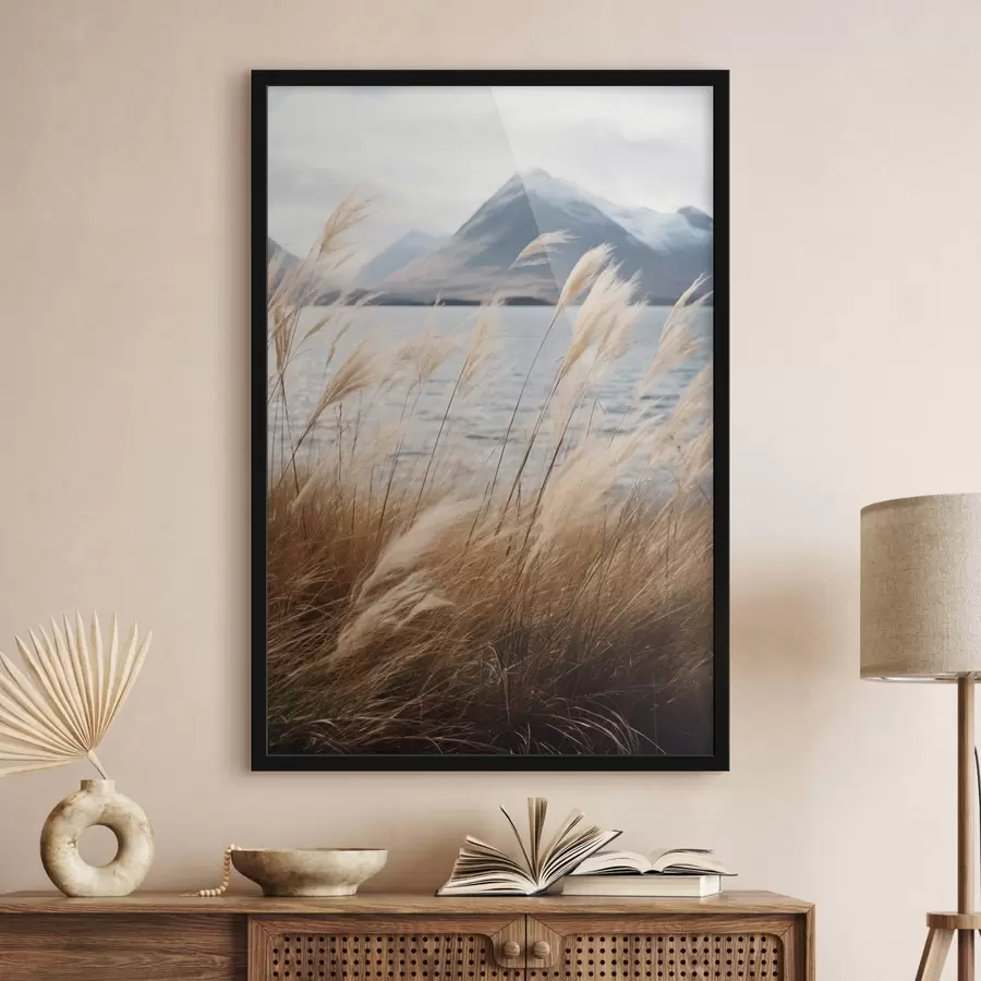 Fototapetes Pampas zāle ar ezeru un kalniem fonā, maigs apgaismojums, klusas krāsas, naturālistisks stils f46283