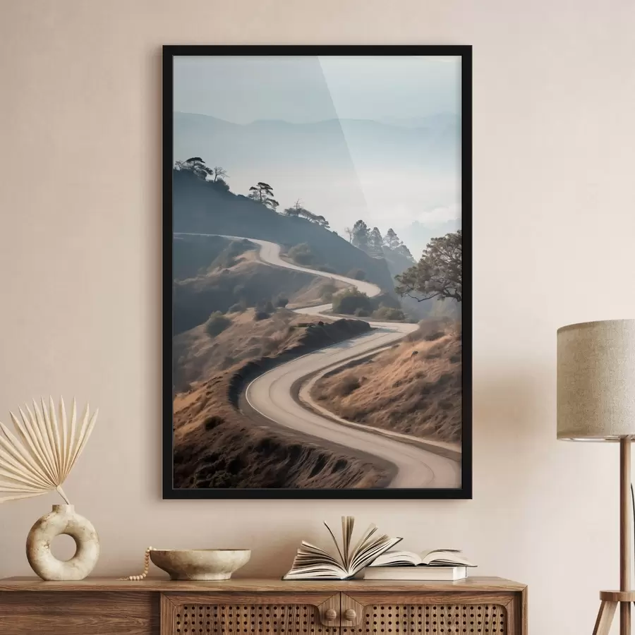 Fototapetes Līkumots ceļš pa kalnainu ainavu ar sausu zāli zem skaidras debess un kalniem tālumā f46289