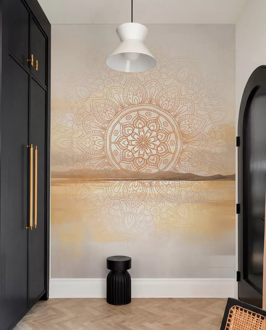 Fototapetes Teksturēts simetriskas mandalas dizains, kas pārklāj ainavu ar jūru, kalniem un debesīm, maigas pasteļtoņos krāsas w09491