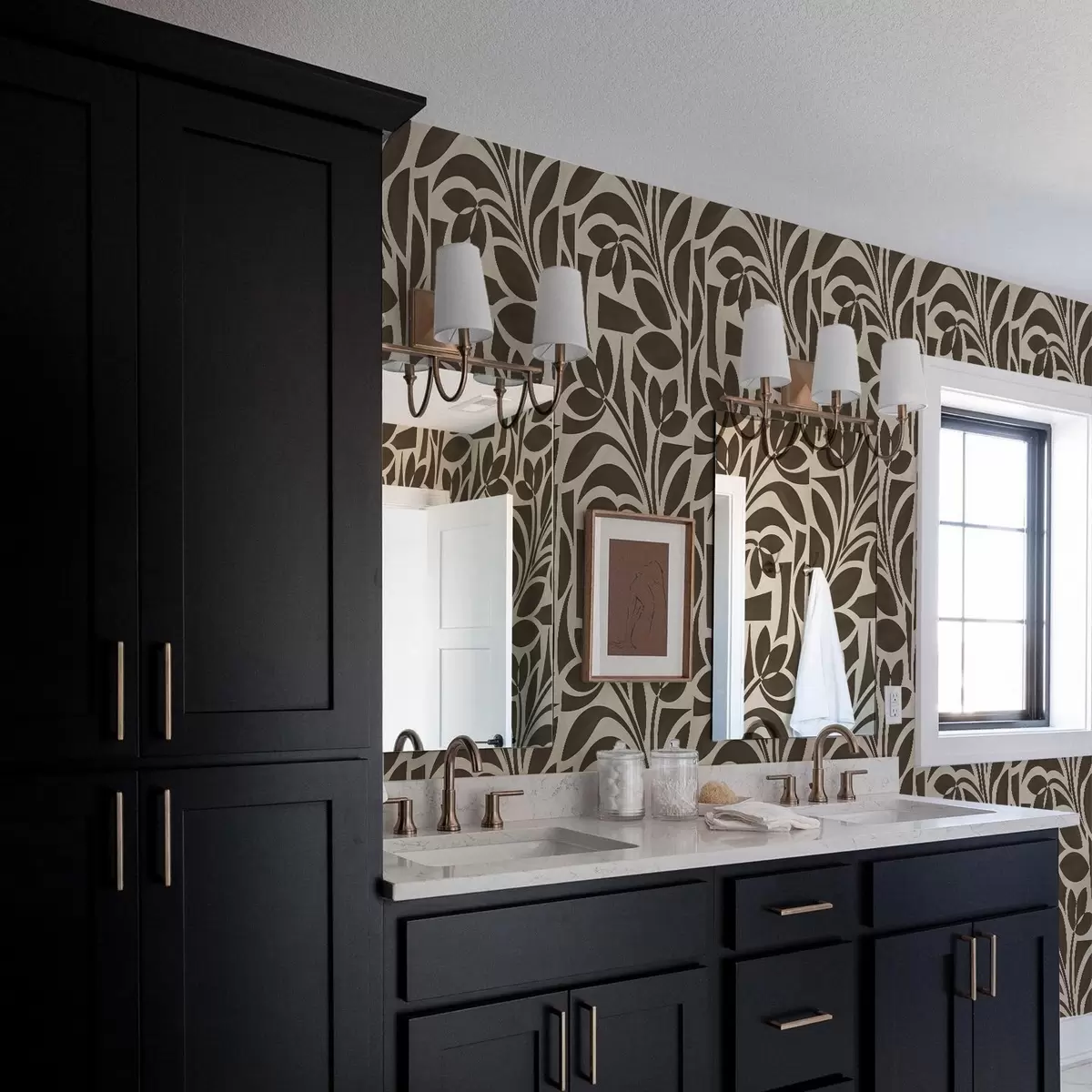 Tapetes Ģeometriskas lapu siluetas, tumši brūnas uz smilškrāsas fona a00679v1