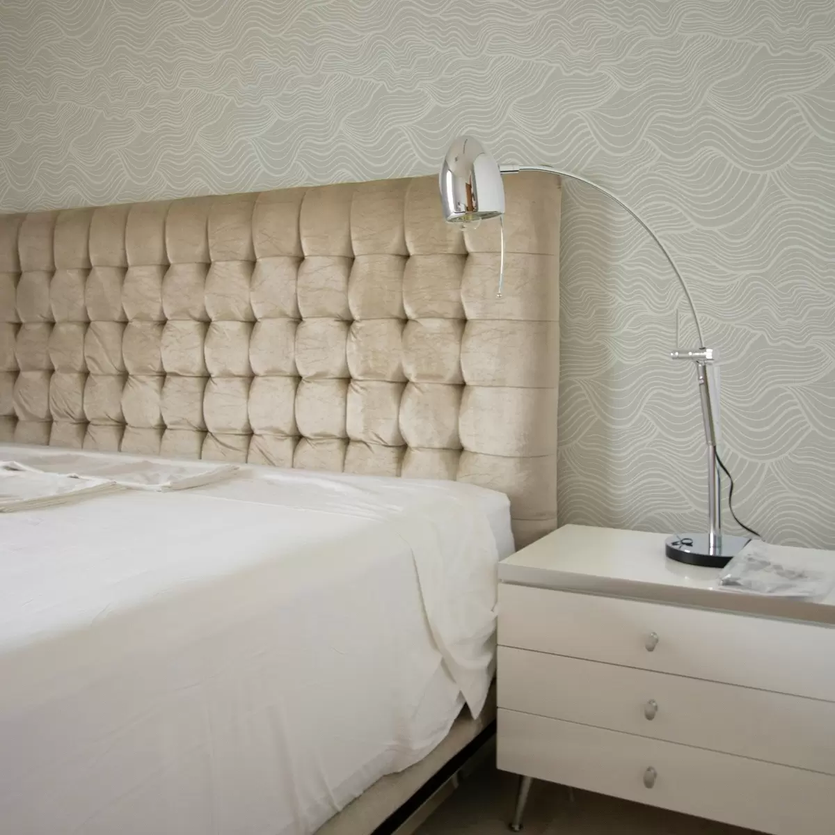 Tapetes Viļņi uz pelēkā olīvu fona ar auduma tekstūru a00681