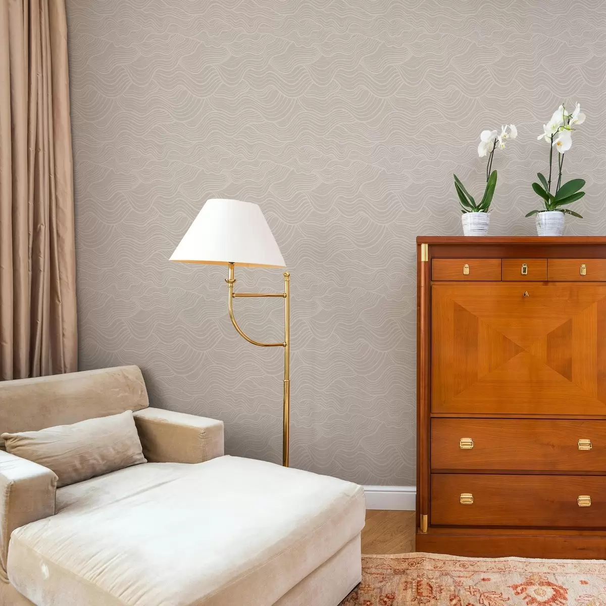 Tapetes Tone-on-tone viļņotas līnijas uz siltā smilškrāsā fona a00681v1