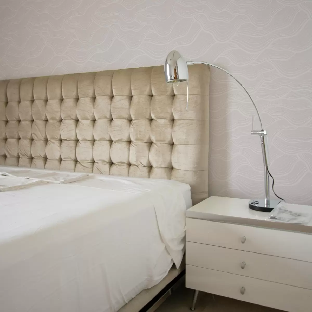 Tapetes Pastelrozā fons ar viļņotām līnijām a00682v3