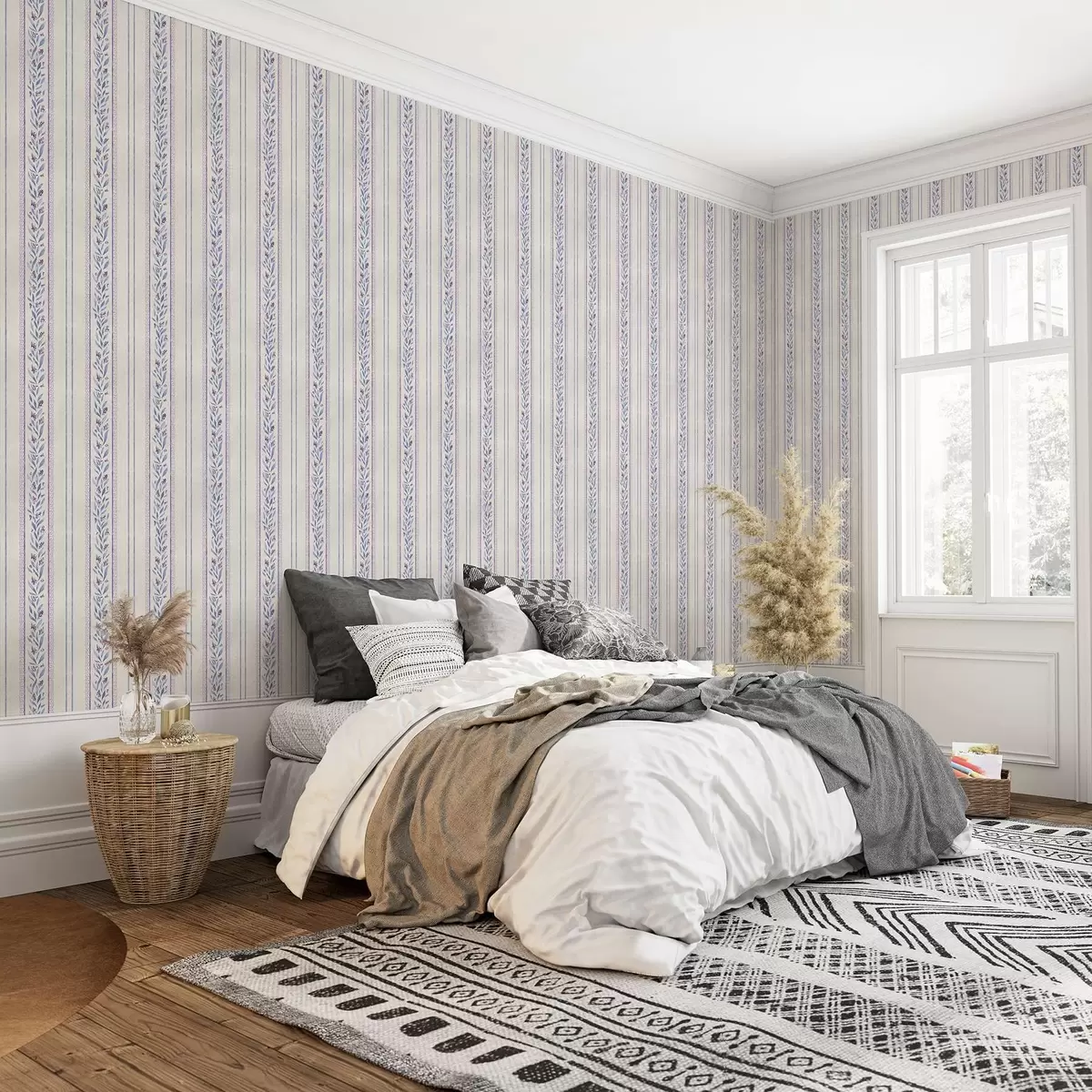 Tapetes Vertikālas svītras ar lavandas vītnēm, smilškrāsas fons a00813v1