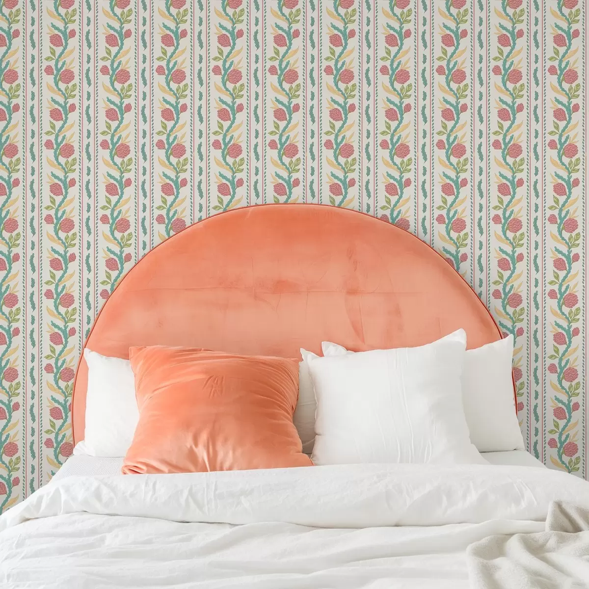 Tapetes Svītras ar koraļļu pumpuriem uz gaiši krēmkrāsas fona a00816v1