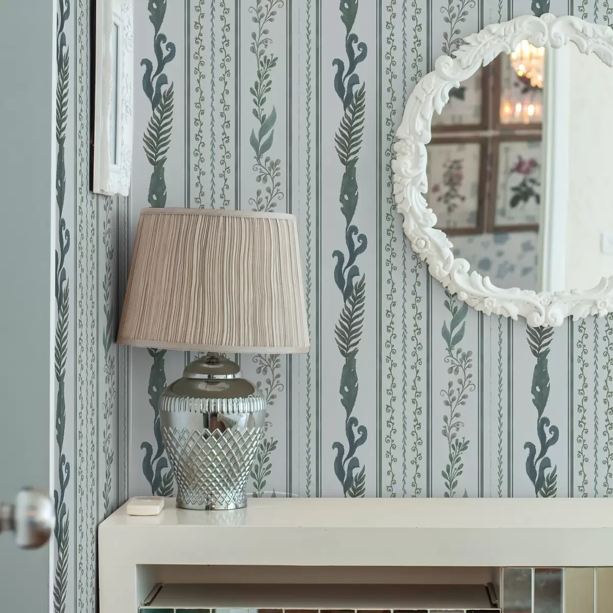 Tapetes Svītras ar zariem un cirtas uz vēsā gaiši zilā fona a00823v1