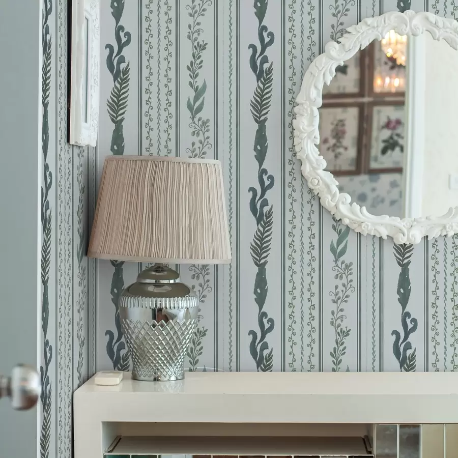 Fototapetes Svītras ar zariem un cirtas uz vēsā gaiši zilā fona a00823v1