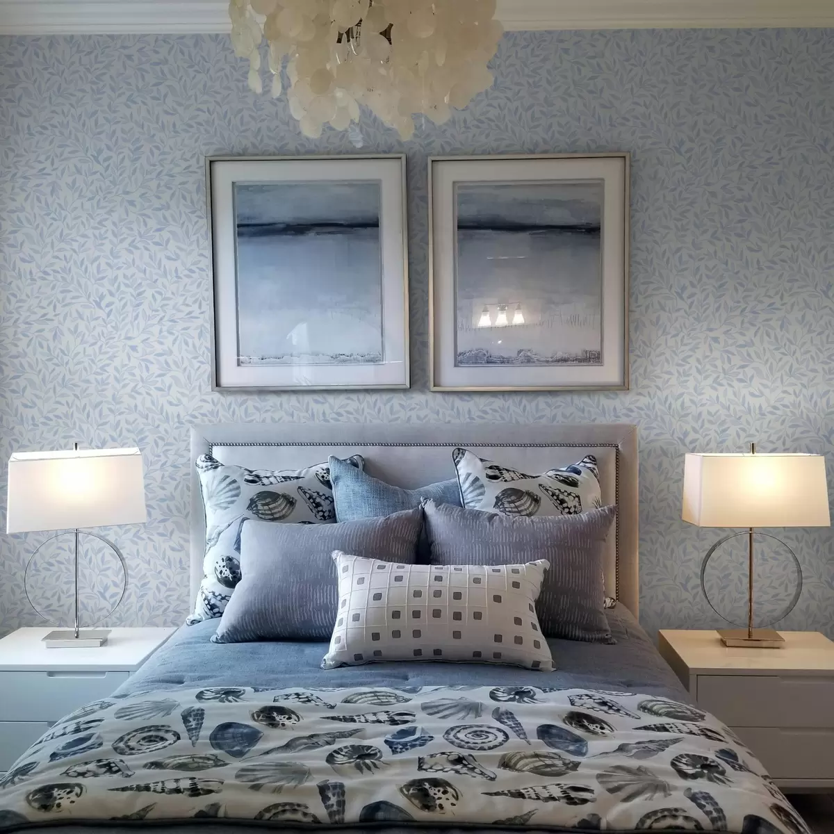 Tapetes Zilas zariņas ar lapām uz gaiši zila fona a00842