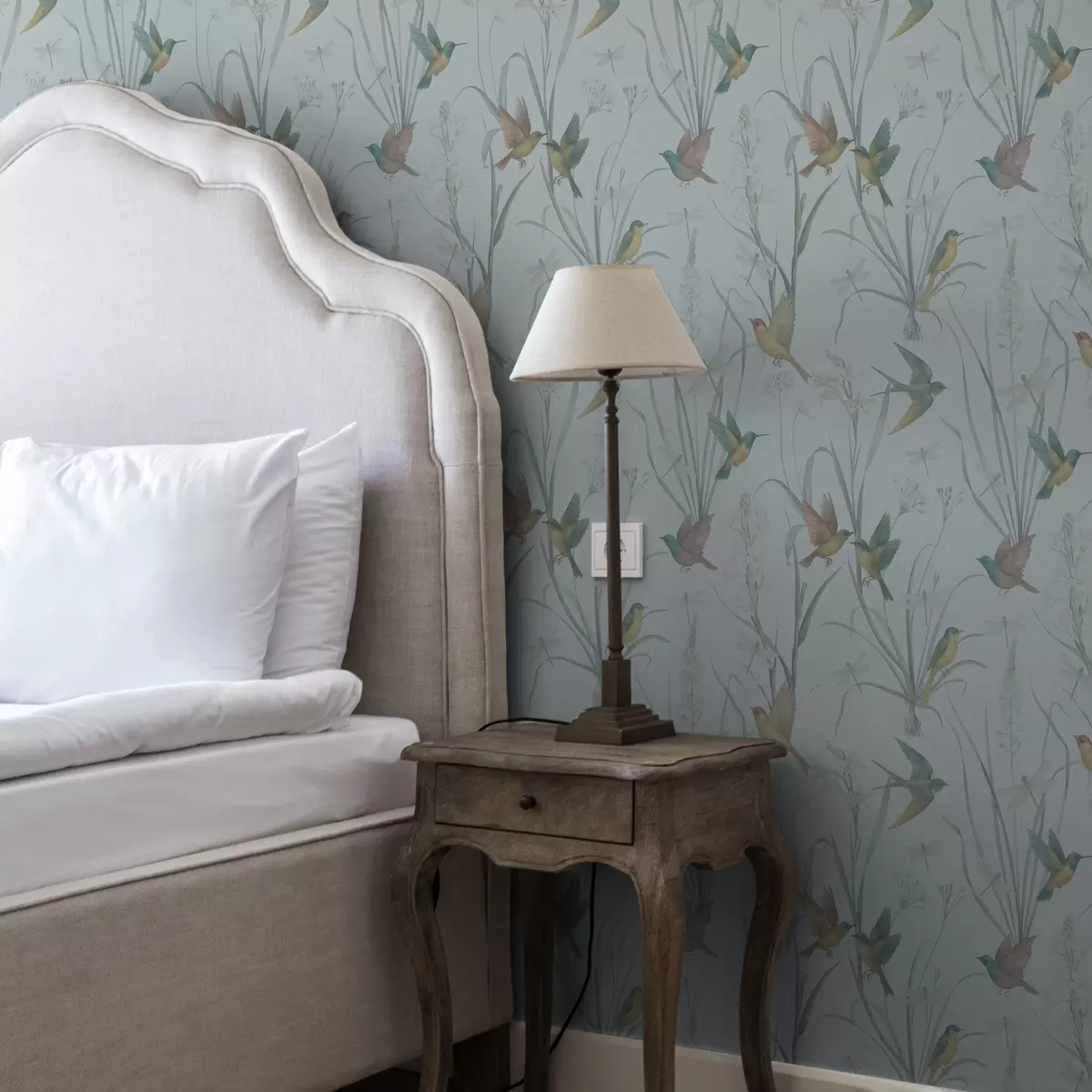 Tapetes Putni starp pļavas zāli uz pelēkzila fona a00776