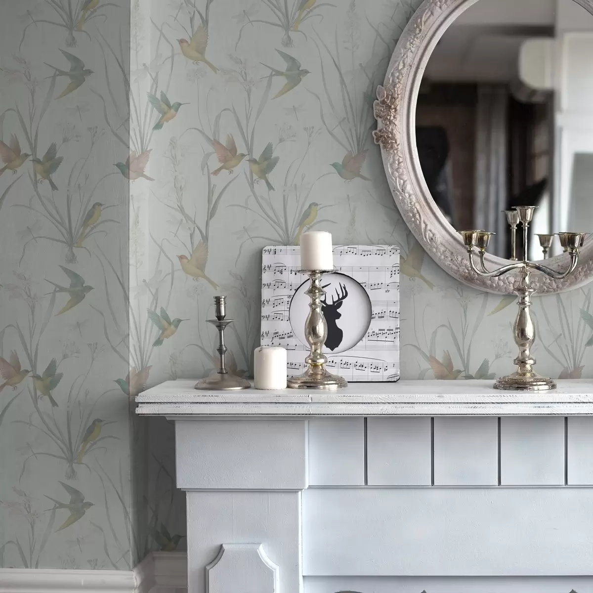 Tapetes Putni starp pļavas zāli uz gaiši pelēka fona a00776v1