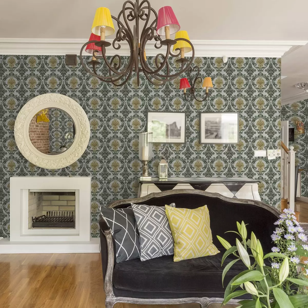 Tapetes Damasts ar zaļām volūtām uz gaiša fona a00828v1