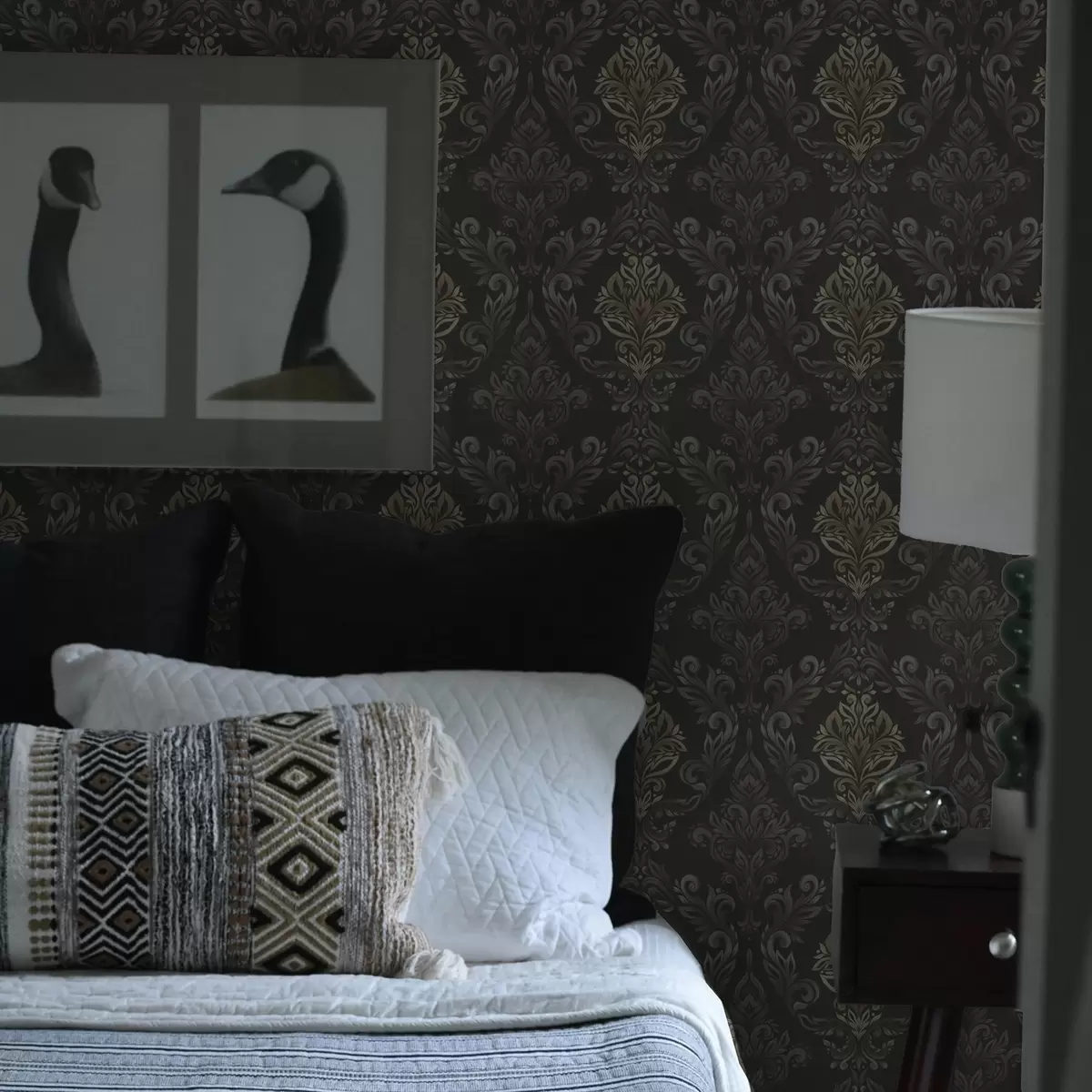 Tapetes Damasts uz tumša grafīta fona, olīvu-okera akcenti a00828v5