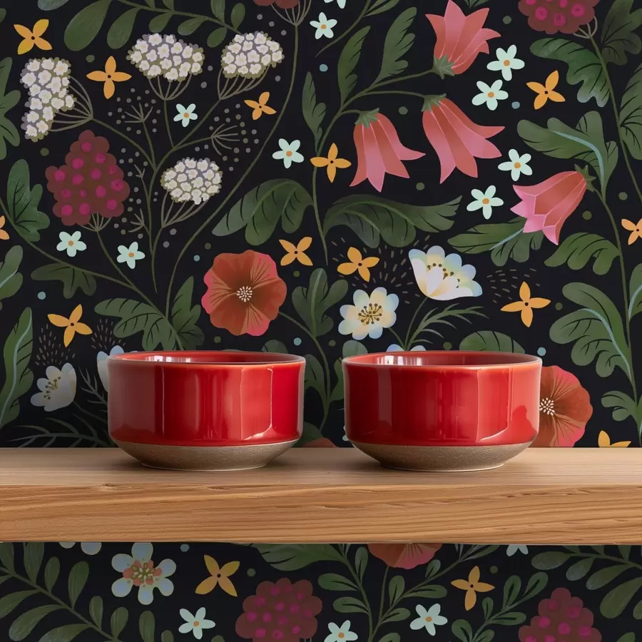 Fototapetes Mežā augošas puķes un ogas uz tumši melna fona a00849v3