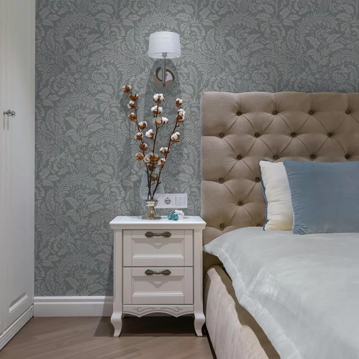 Tapetes Monochroms ziedu raksts uz pelēkā-zila fona a00859