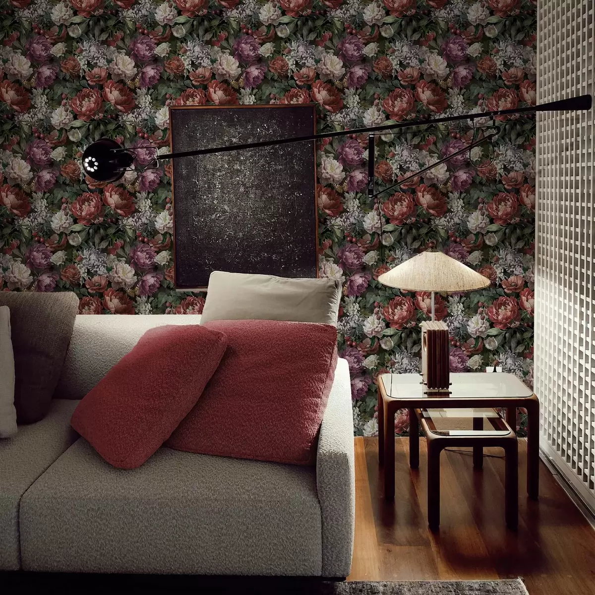 Tapetes Tumšas dramatiskas peonijas, ogas un tauriņš uz melna fona a00862