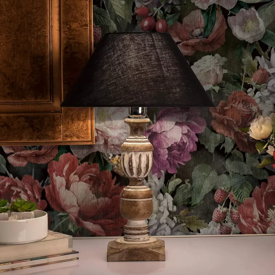 Fototapetes Tumšas dramatiskas peonijas, ogas un tauriņš uz melna fona a00862